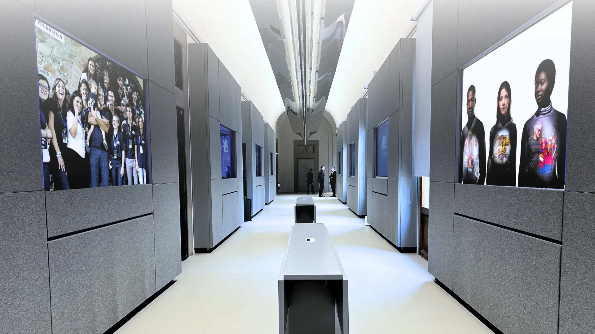 Installazione digital signage Livesignage per Andrea Bocelli Foundation con display lungo un corridoio