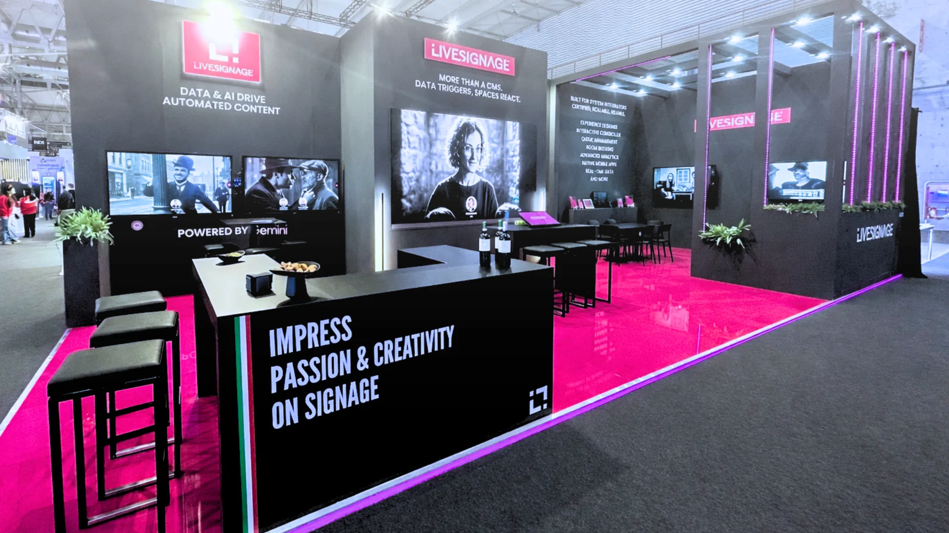 Cliente in negozio retail che confronta una borsa con il display digitale Livesignage che mostra la scheda prodotto con dettagli e caratteristiche
