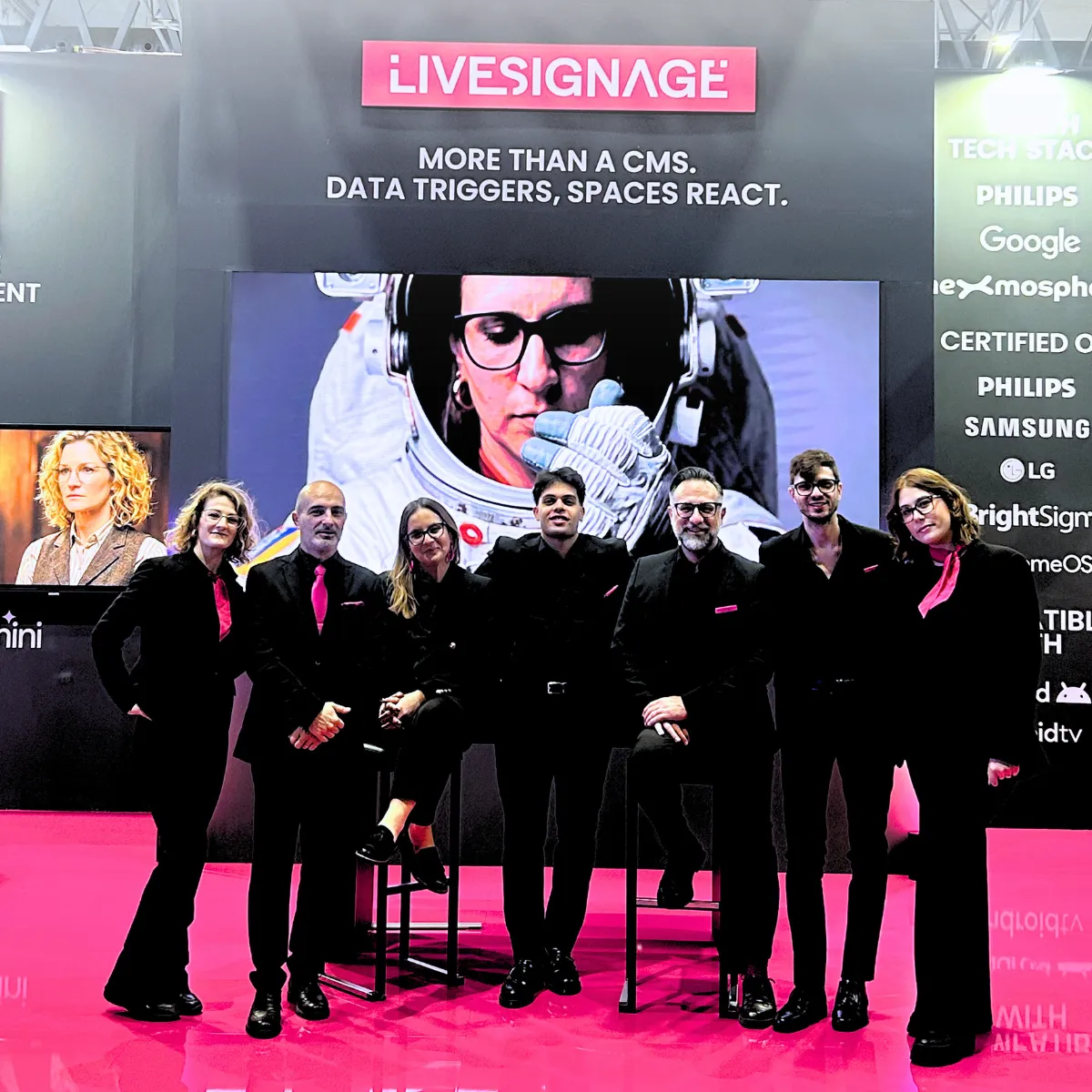 Team Livesignage nello stand di ISE 2026 davanti al videowall e alle certificazioni tecnologiche