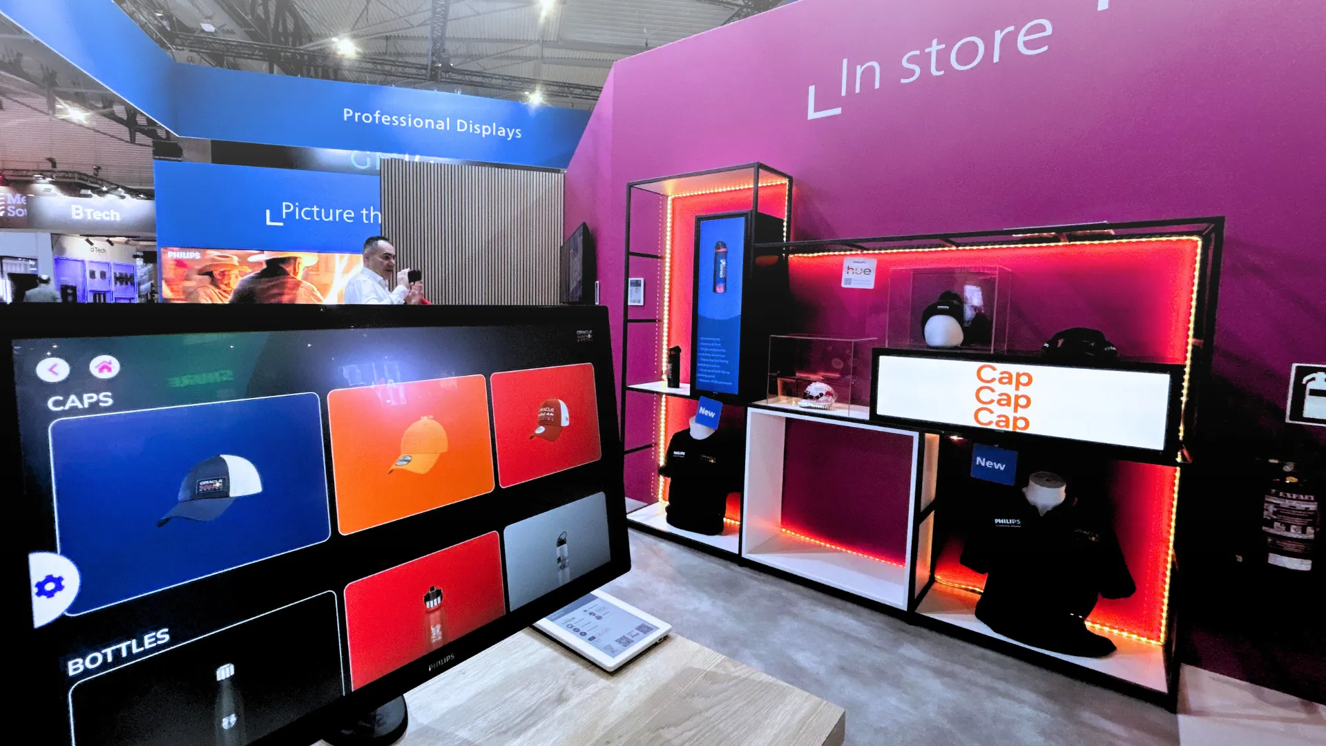 Allestimento retail allo stand Philips con catalogo touch, display digitali e illuminazione interattiva