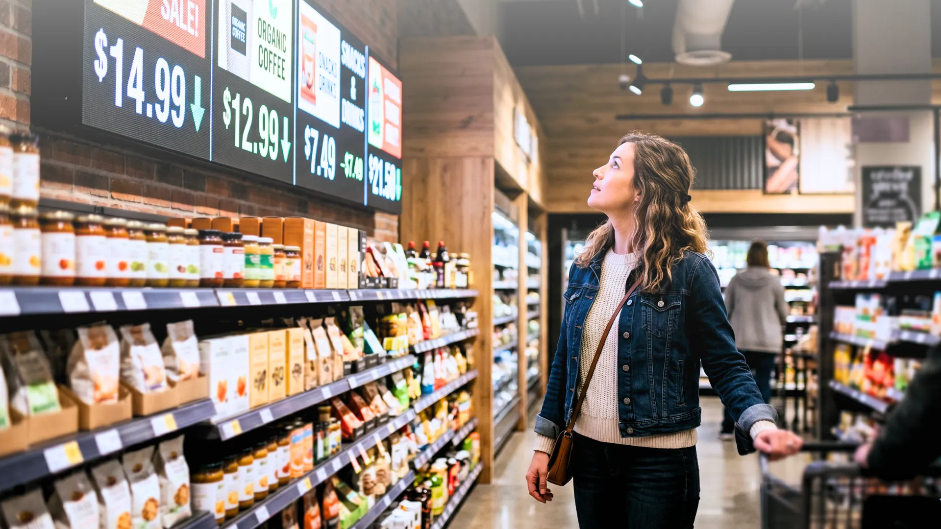 Cliente osserva display digitali con prezzi e promozioni aggiornati automaticamente in un supermercato