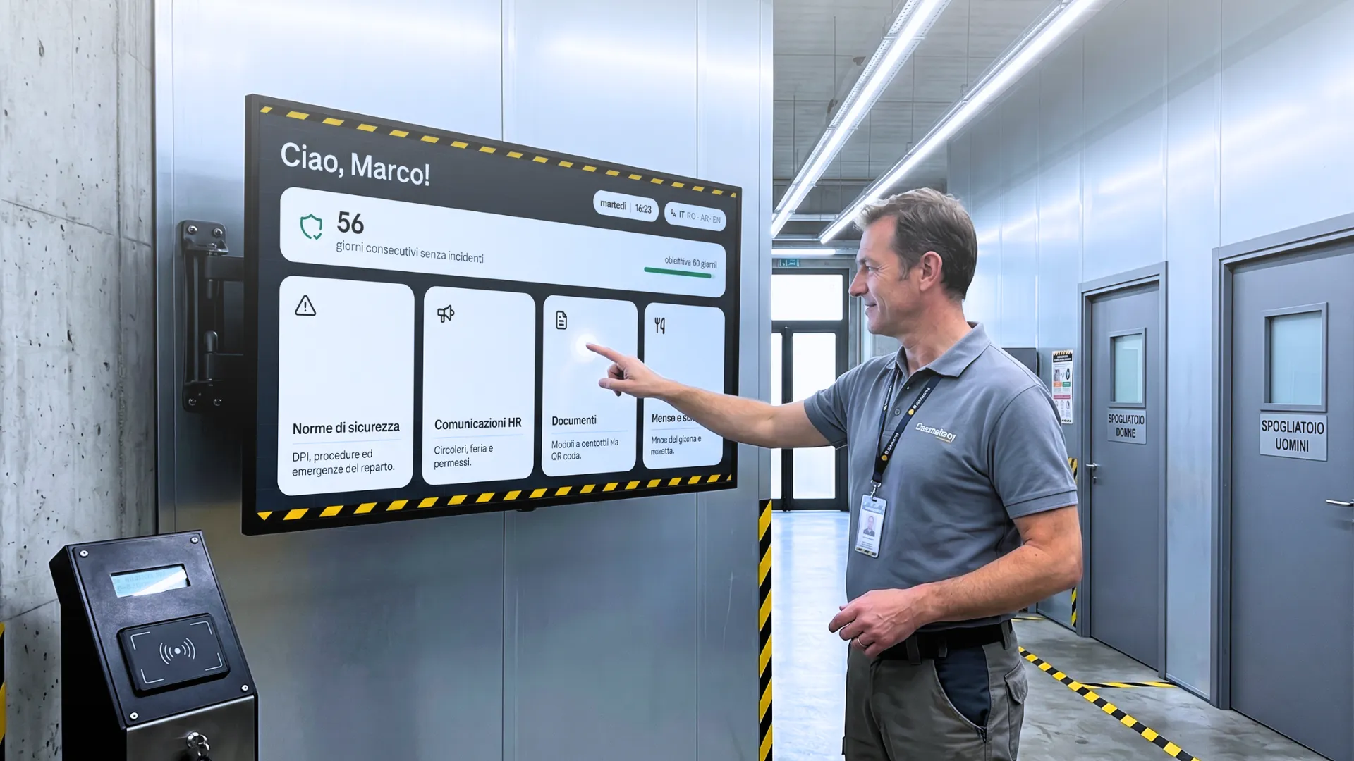Cliente in negozio retail che confronta una borsa con il display digitale Livesignage che mostra la scheda prodotto con dettagli e caratteristiche