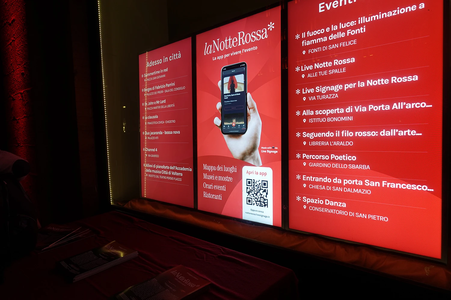 Videowall in vetrina promuove un evento in città
