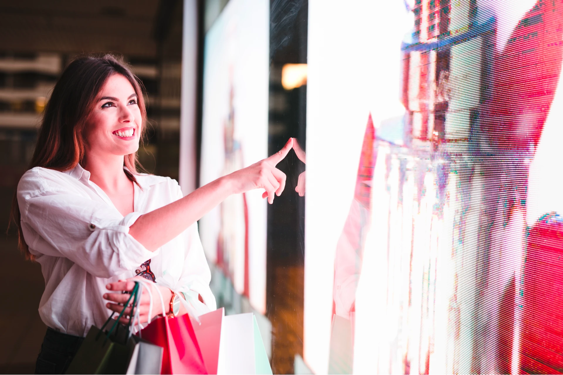 Cliente consulta la scheda di un prodotto su un display interattivo in negozio