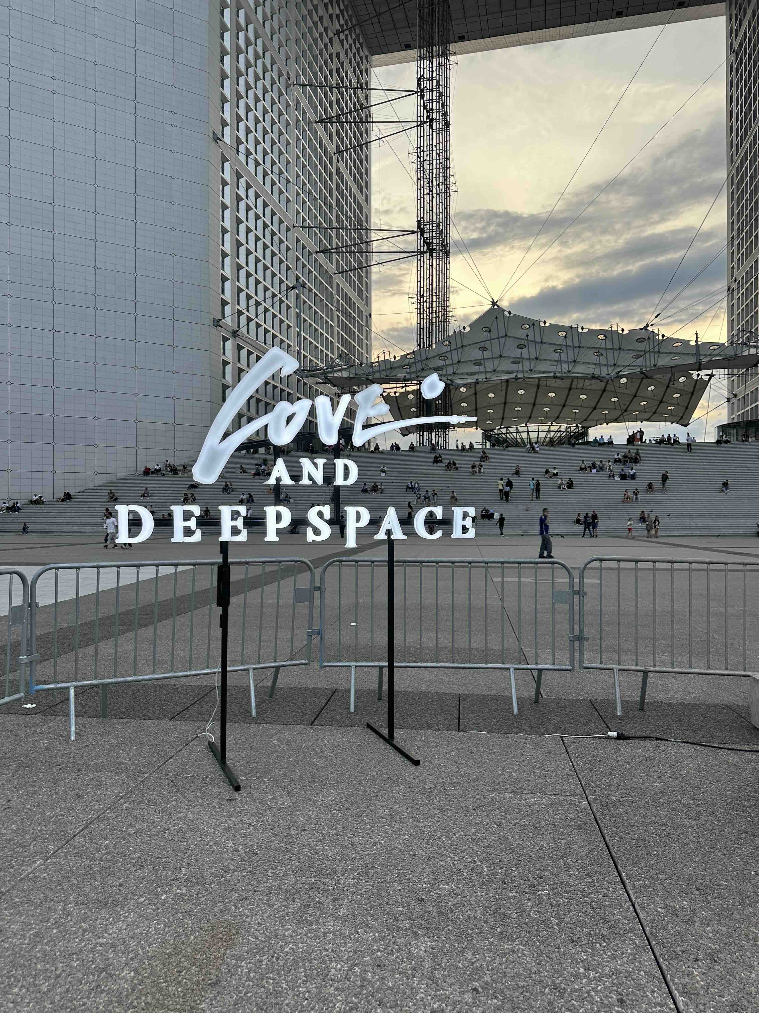 LOVE AND DEEPSPACE – évènement gaming immersif à Paris, scénographié par l’agence H.stories