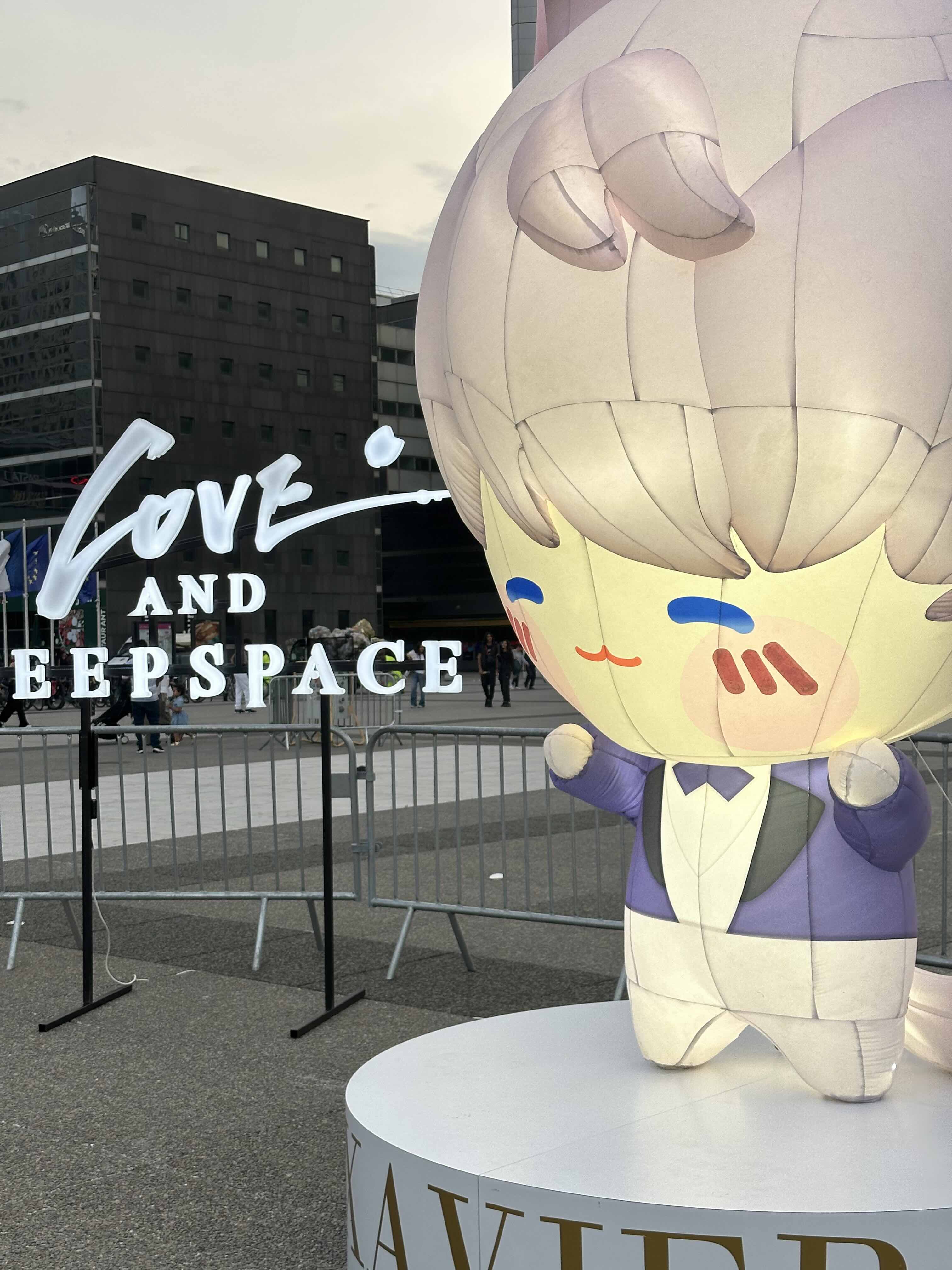 LOVE AND DEEPSPACE – évènement gaming immersif à Paris, scénographié par l’agence H.stories