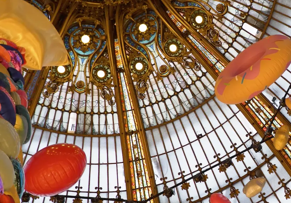 Pop-up Kenzo aux Galeries Lafayette, présentant une scénographie artistique et immersive pour les visiteurs.