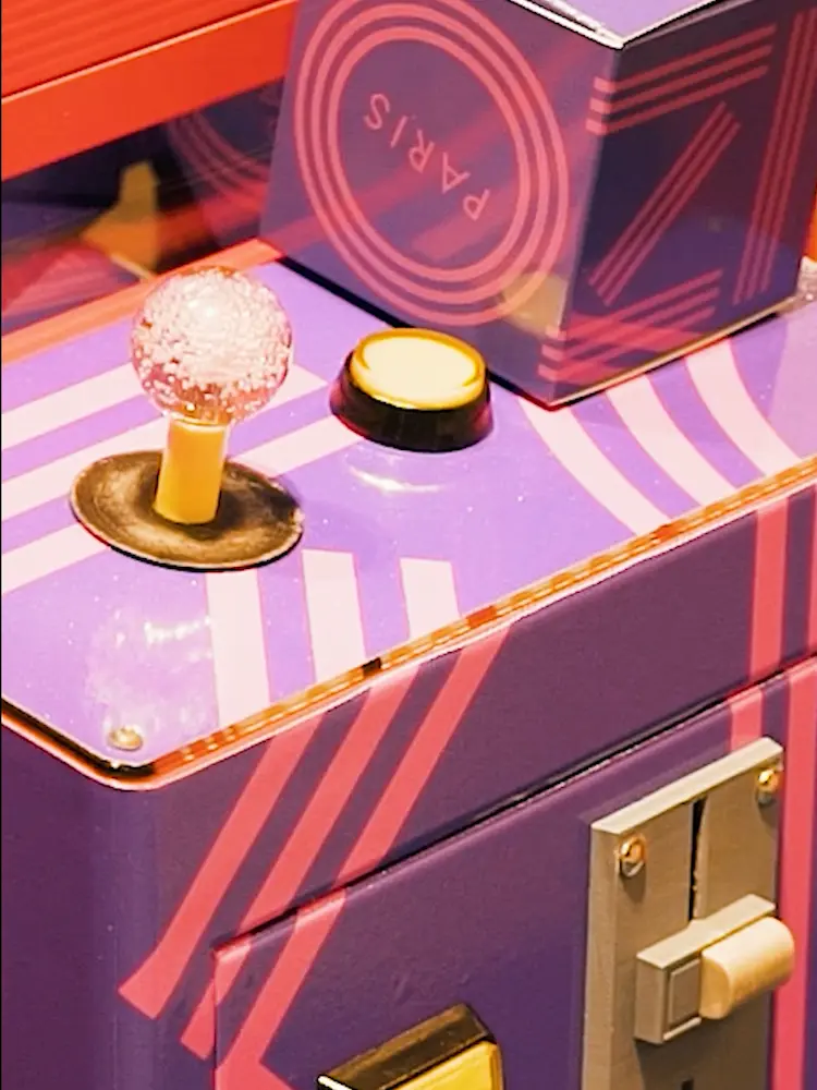 Pop-up Kenzo aux Galeries Lafayette, présentant une scénographie artistique et immersive pour les visiteurs.