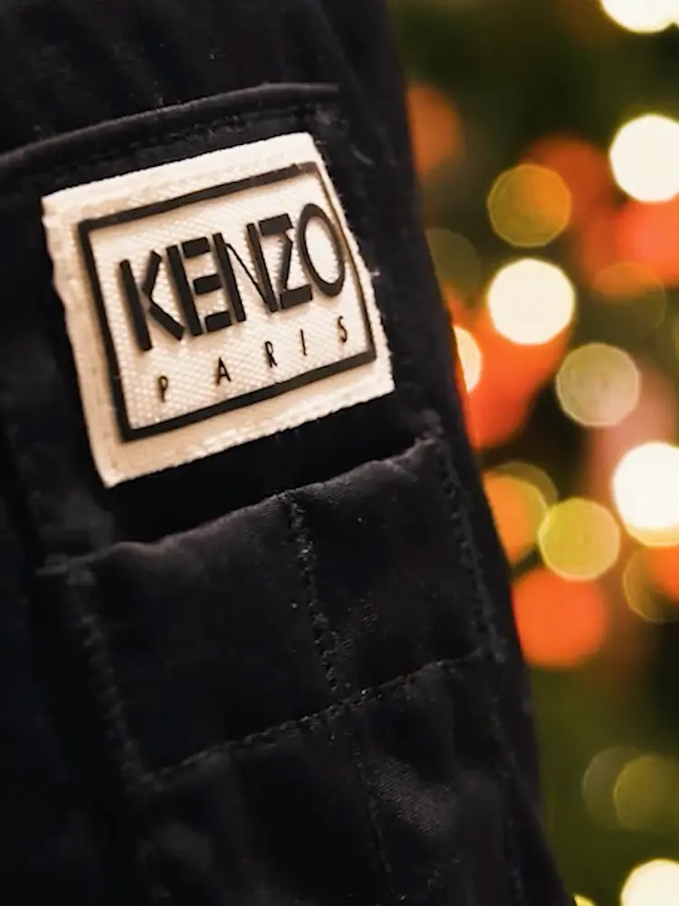 Pop-up Kenzo aux Galeries Lafayette, présentant une scénographie artistique et immersive pour les visiteurs.