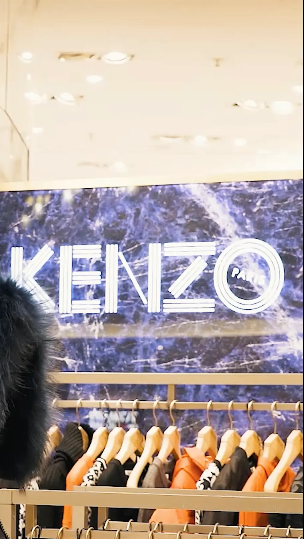 Pop-up Kenzo aux Galeries Lafayette, présentant une scénographie artistique et immersive pour les visiteurs.