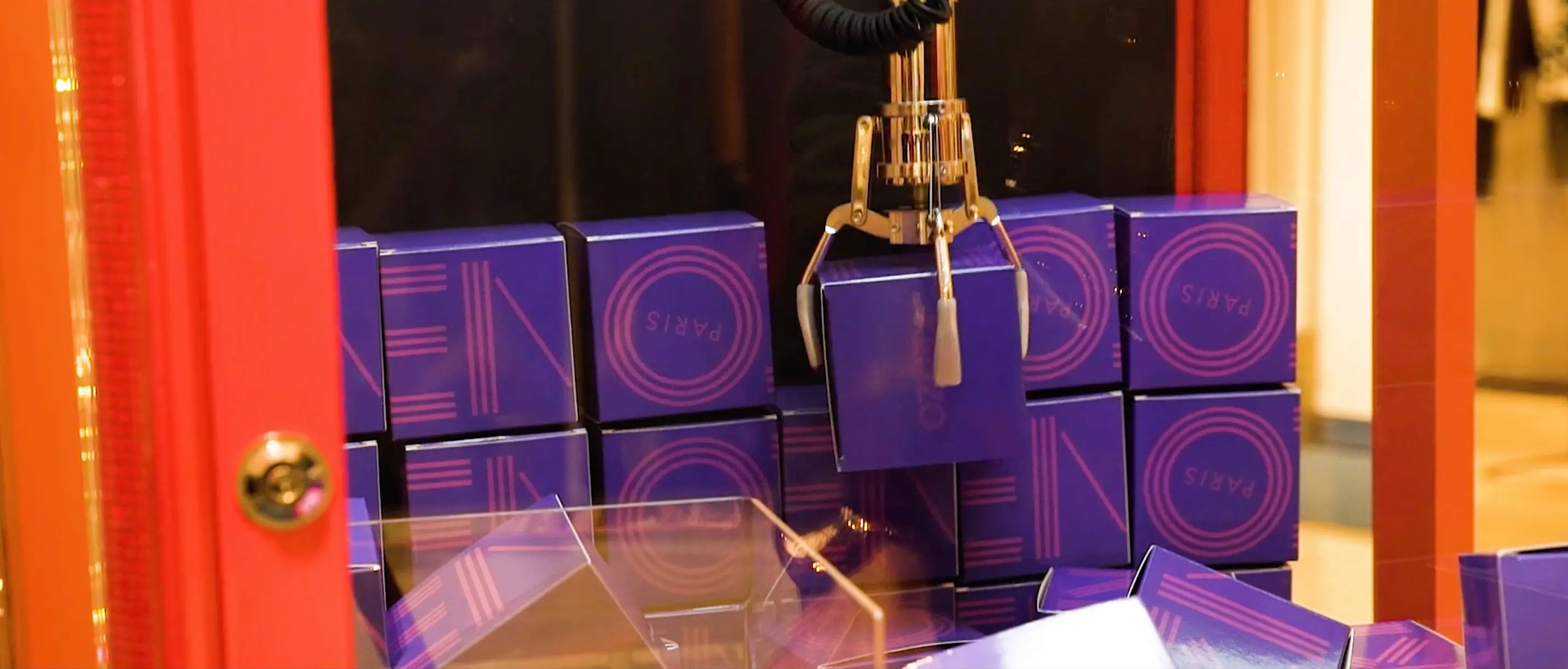 Pop-up Kenzo aux Galeries Lafayette, présentant une scénographie artistique et immersive pour les visiteurs.