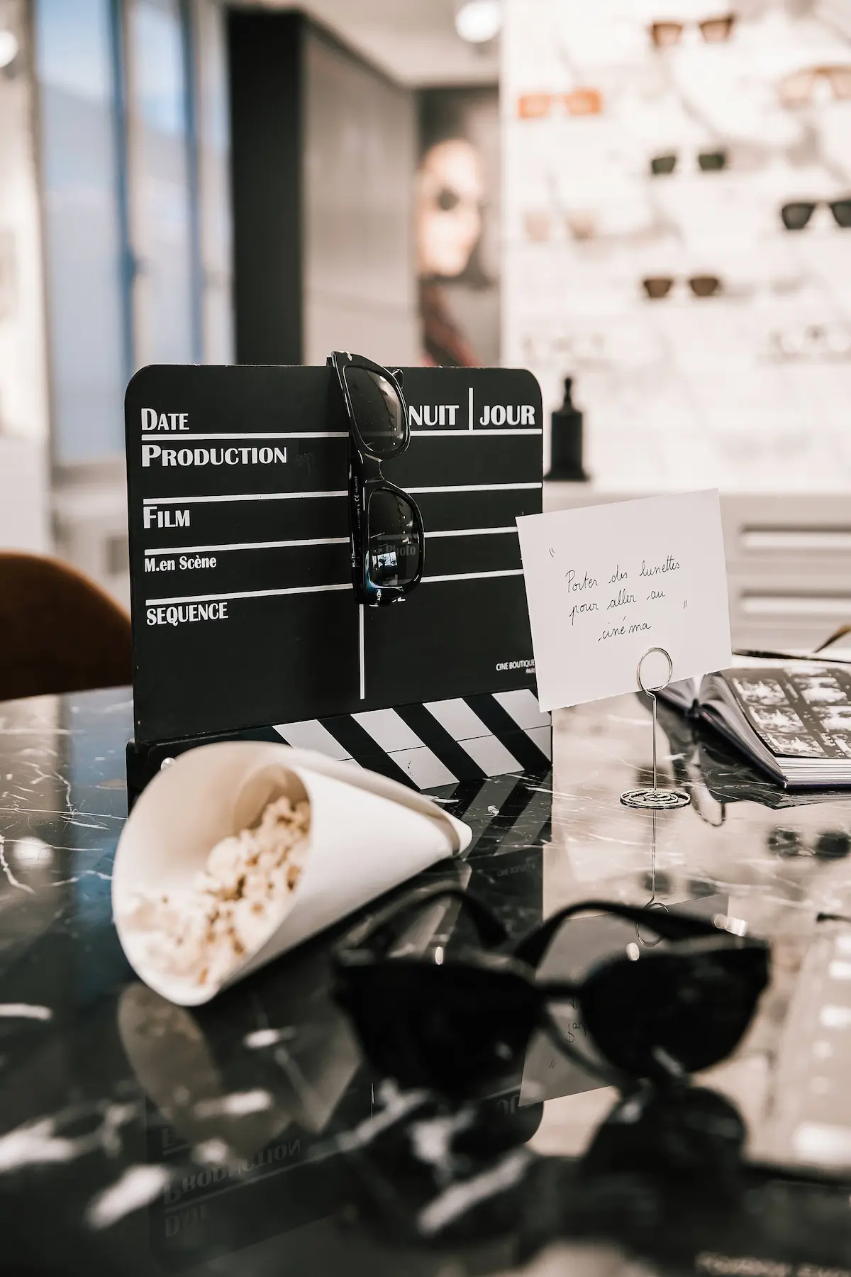 Invités explorant l'espace tendance avec des lunettes Luxottica lors des journées presse FW21 à Paris.