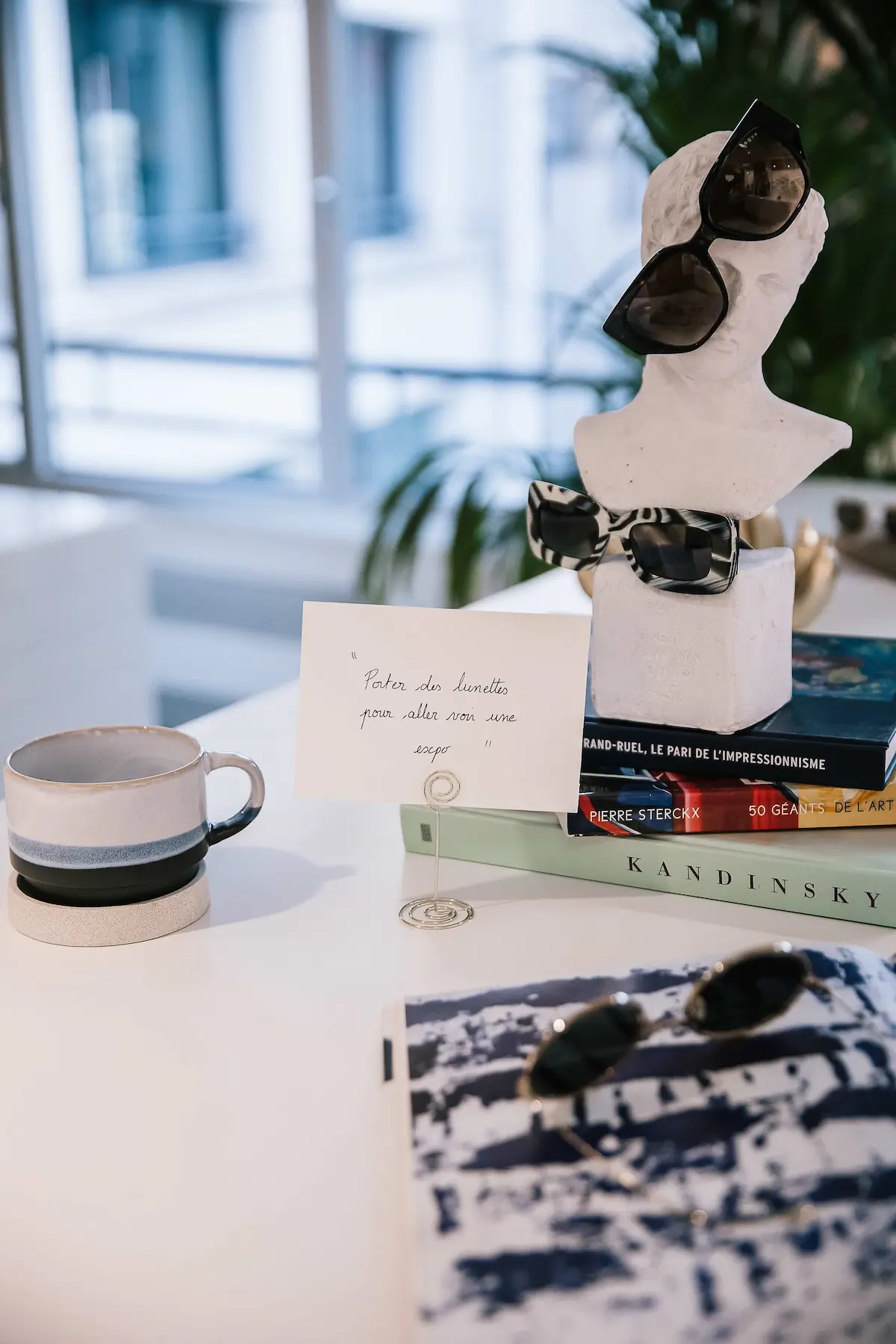 Invités explorant l'espace tendance avec des lunettes Luxottica lors des journées presse FW21 à Paris.