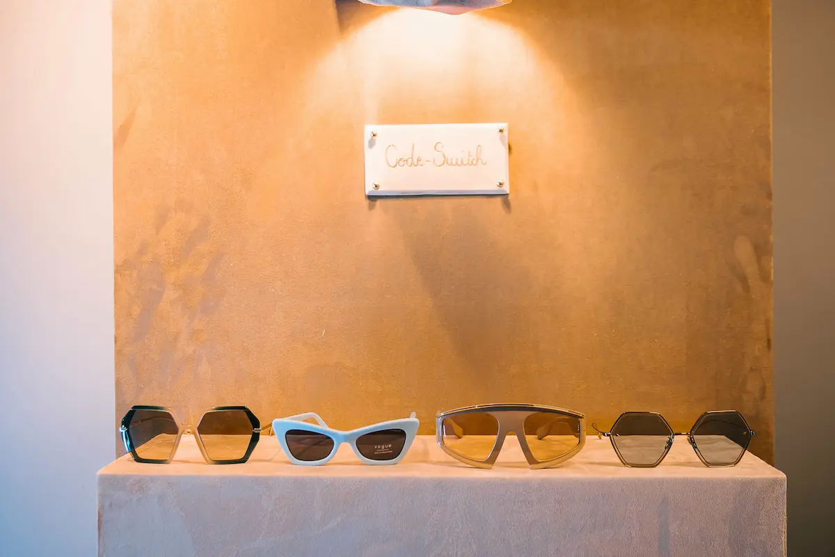 Invités explorant l'espace tendance avec des lunettes Luxottica lors des journées presse FW21 à Paris.