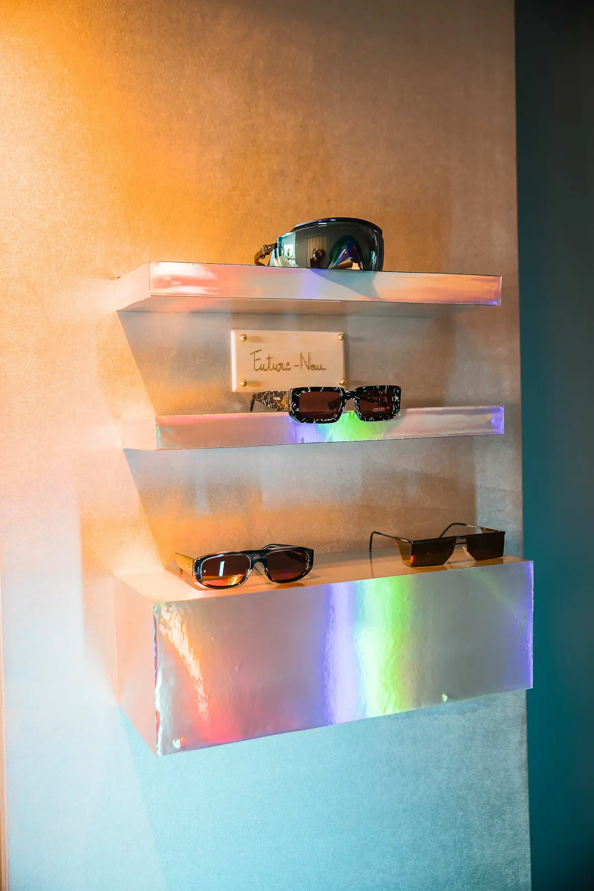 Invités explorant l'espace tendance avec des lunettes Luxottica lors des journées presse FW21 à Paris.