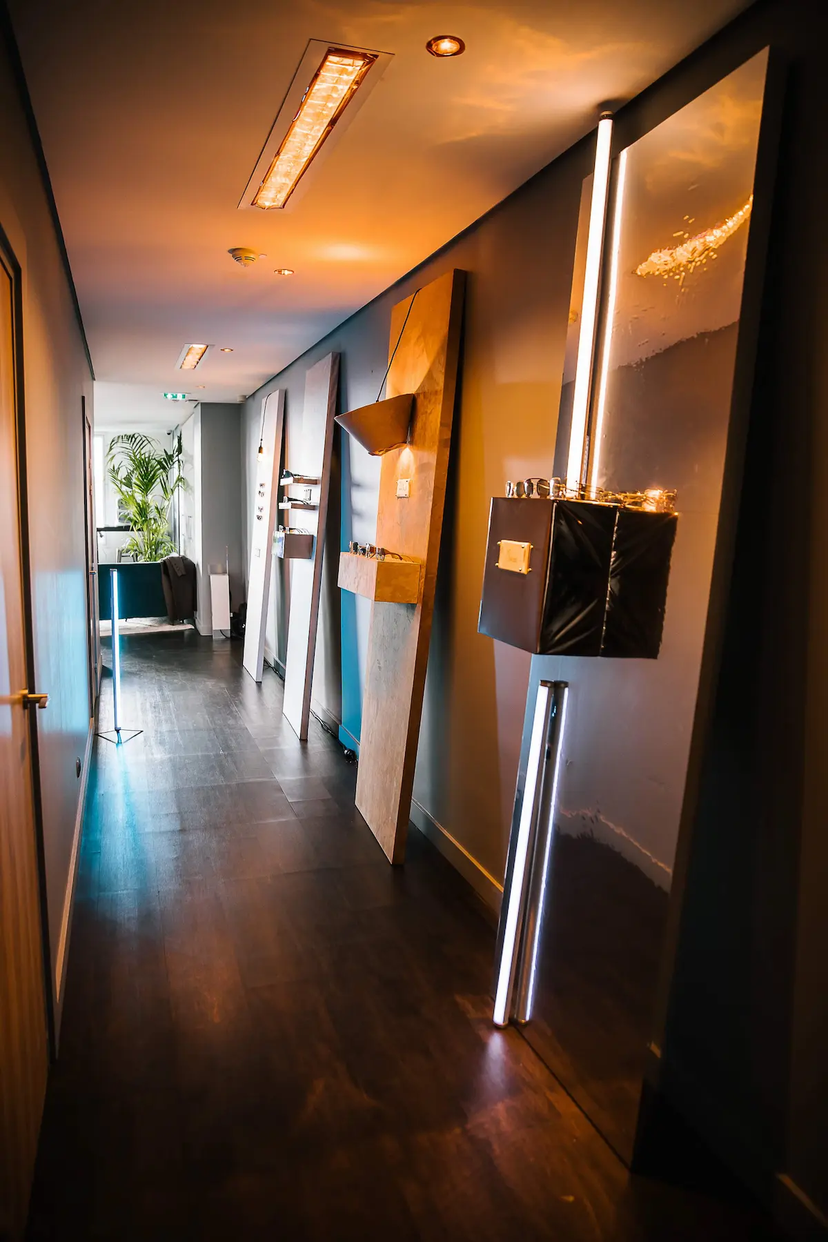 Invités explorant l'espace tendance avec des lunettes Luxottica lors des journées presse FW21 à Paris.