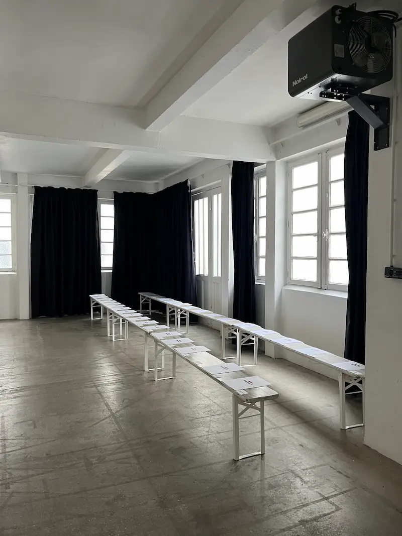 Défilé Ronald van der Kemp SS26 à Paris - Production complète par H.stories: casting, showroom, lumière et scénographie 