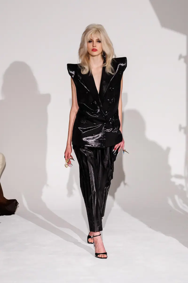 Défilé Ronald van der Kemp SS26 à Paris - Production complète par H.stories: casting, showroom, lumière et scénographie 