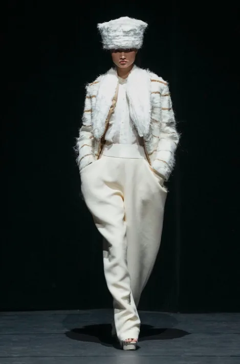 Défilé Ronald van der Kemp FW25/26 à Paris – Production complète par H.stories : casting, showroom, lumière et scénograp