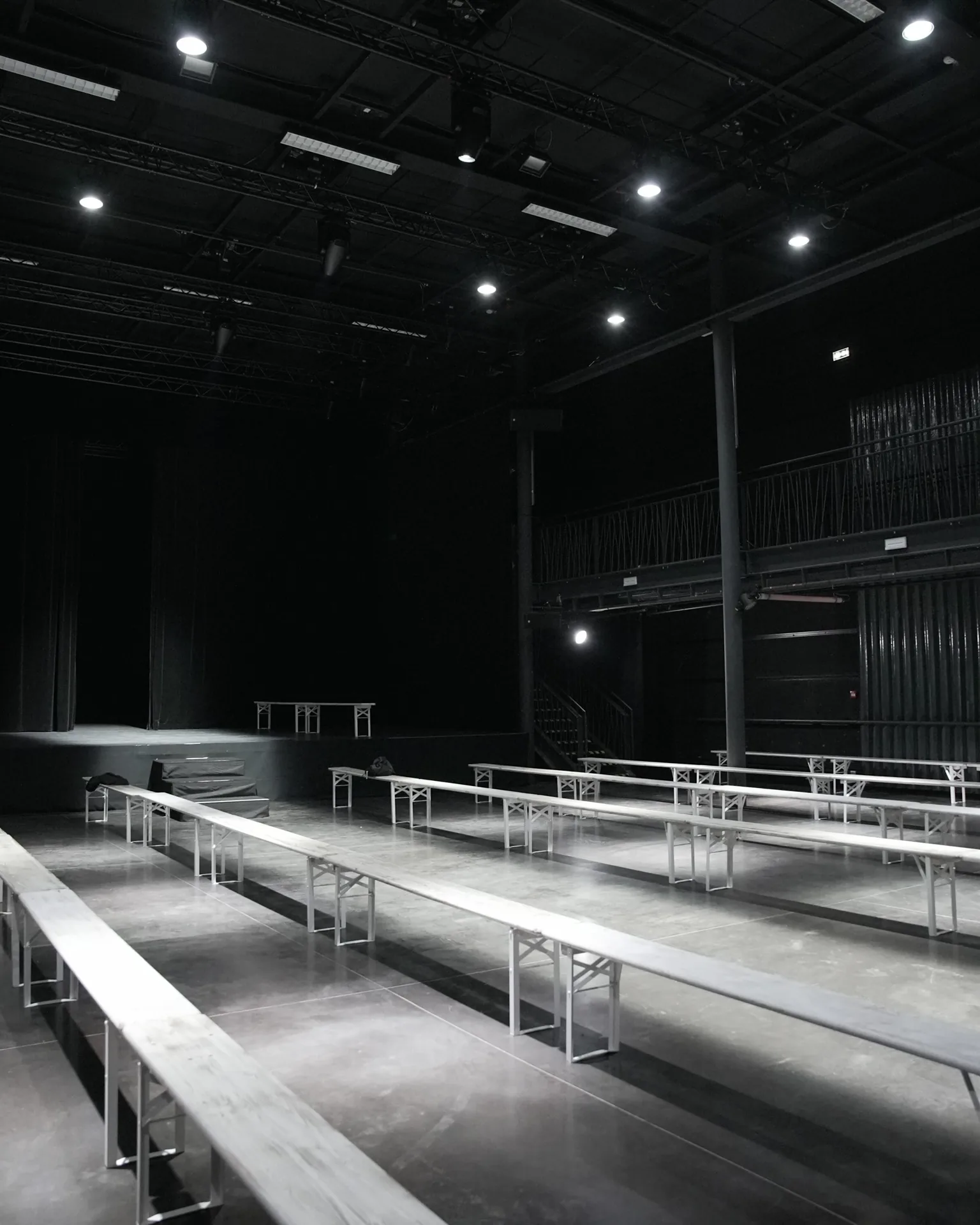 Défilé Ronald van der Kemp FW25/26 à Paris – Production complète par H.stories : casting, showroom, lumière et scénograp