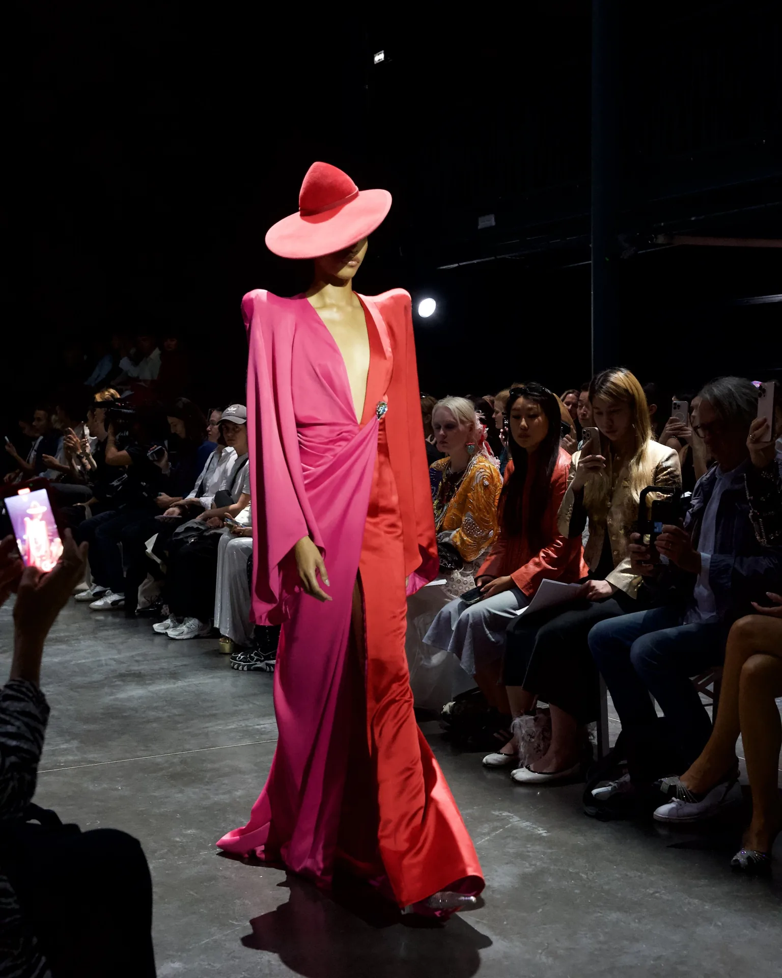Défilé Ronald van der Kemp FW25/26 à Paris – Production complète par H.stories : casting, showroom, lumière et scénograp