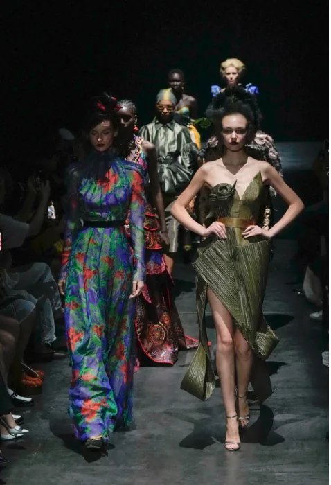 Défilé Ronald van der Kemp FW25/26 à Paris – Production complète par H.stories : casting, showroom, lumière et scénograp