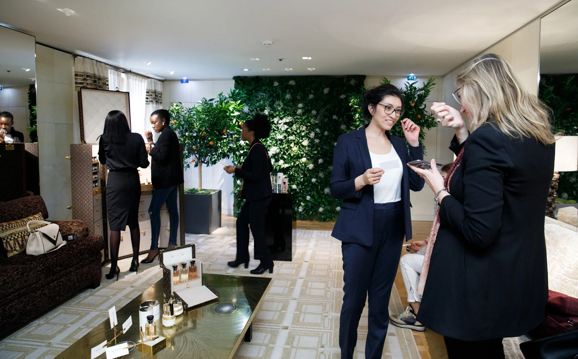 Scénographie du lancement du parfum Le Jour Se Lève chez Louis Vuitton, boutique Montaigne