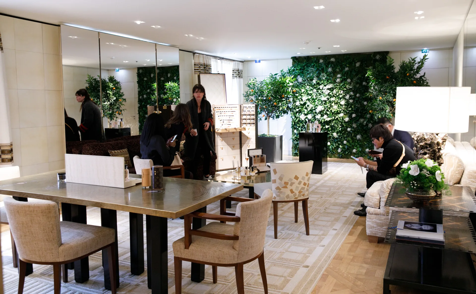 Scénographie du lancement du parfum Le Jour Se Lève chez Louis Vuitton, boutique Montaigne