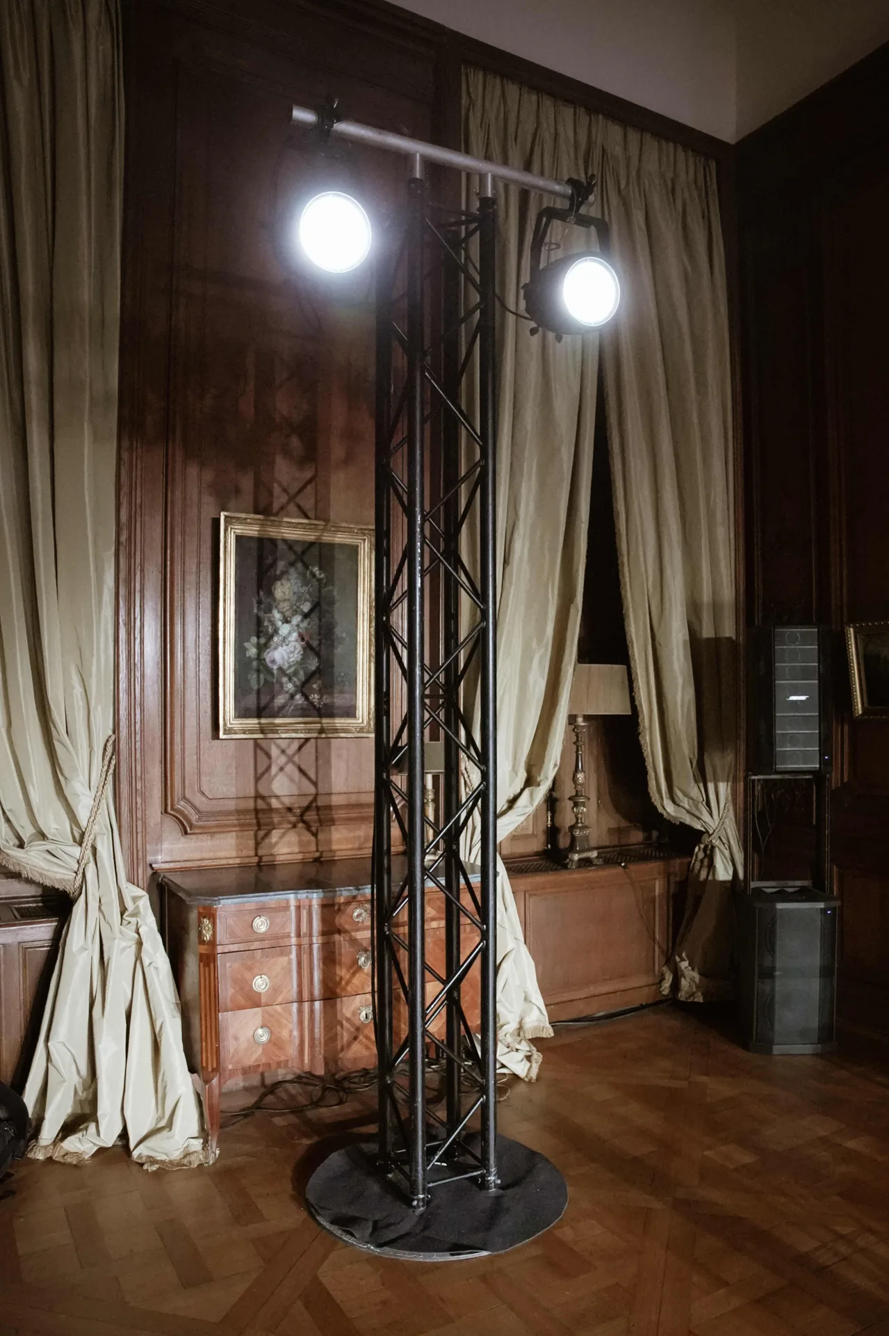 Défilé Haute Couture SS25 de Ronald van der Kemp à Paris, conçu par H.stories à l'hôtel d'Avaray