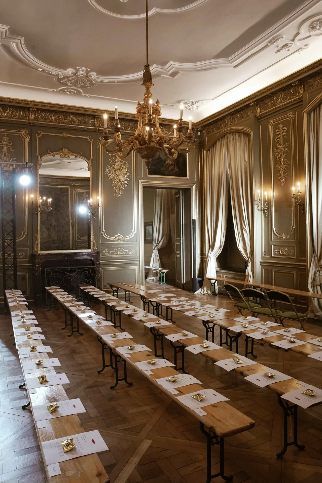 Défilé Haute Couture SS25 de Ronald van der Kemp à Paris, conçu par H.stories à l'hôtel d'Avaray