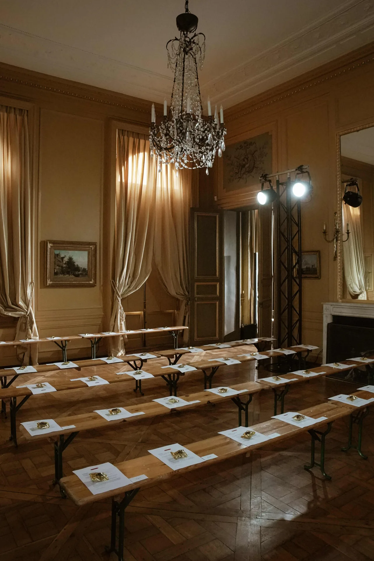 Défilé Haute Couture SS25 de Ronald van der Kemp à Paris, conçu par H.stories à l'hôtel d'Avaray