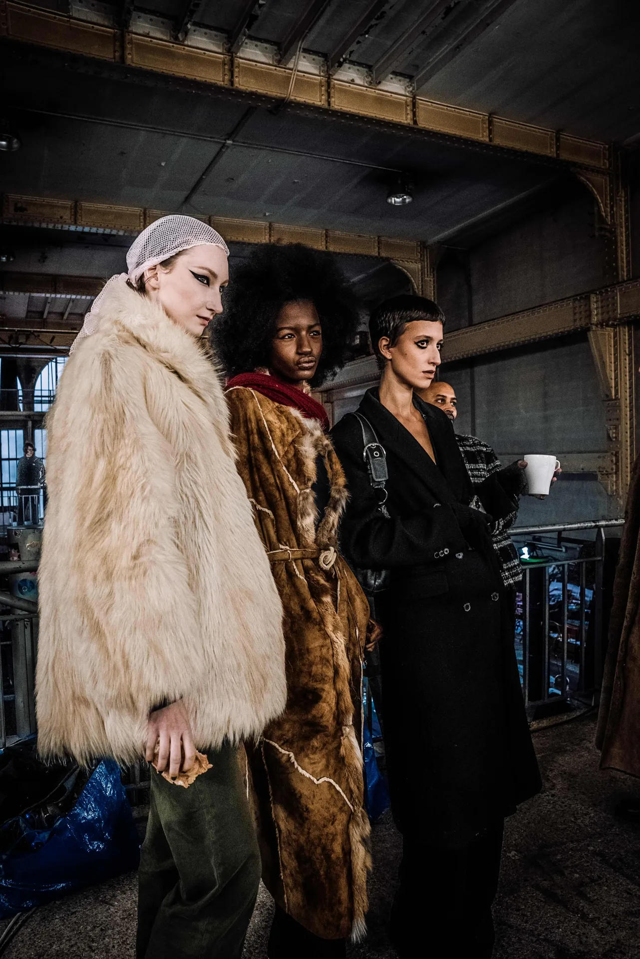 Défilé Haute Couture SS24 de Ronald van der Kemp à Paris, conçu par H.stories au Consulat Voltaire.