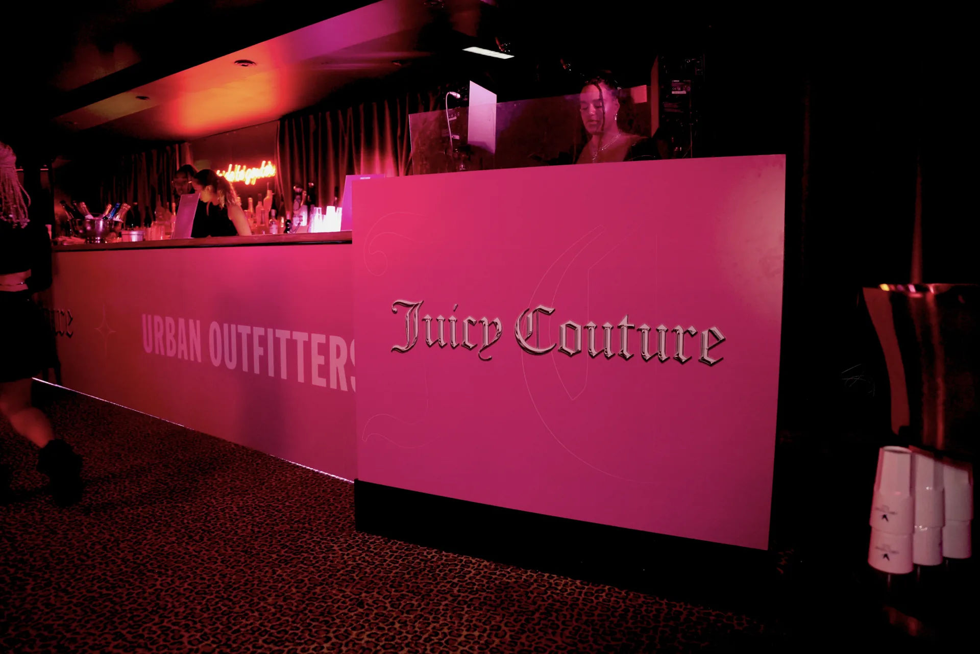 Scénographie vibrante et interactive pour la soirée de lancement Notion Magazine x Juicy Couture & Urban Outfitters par H.stories.