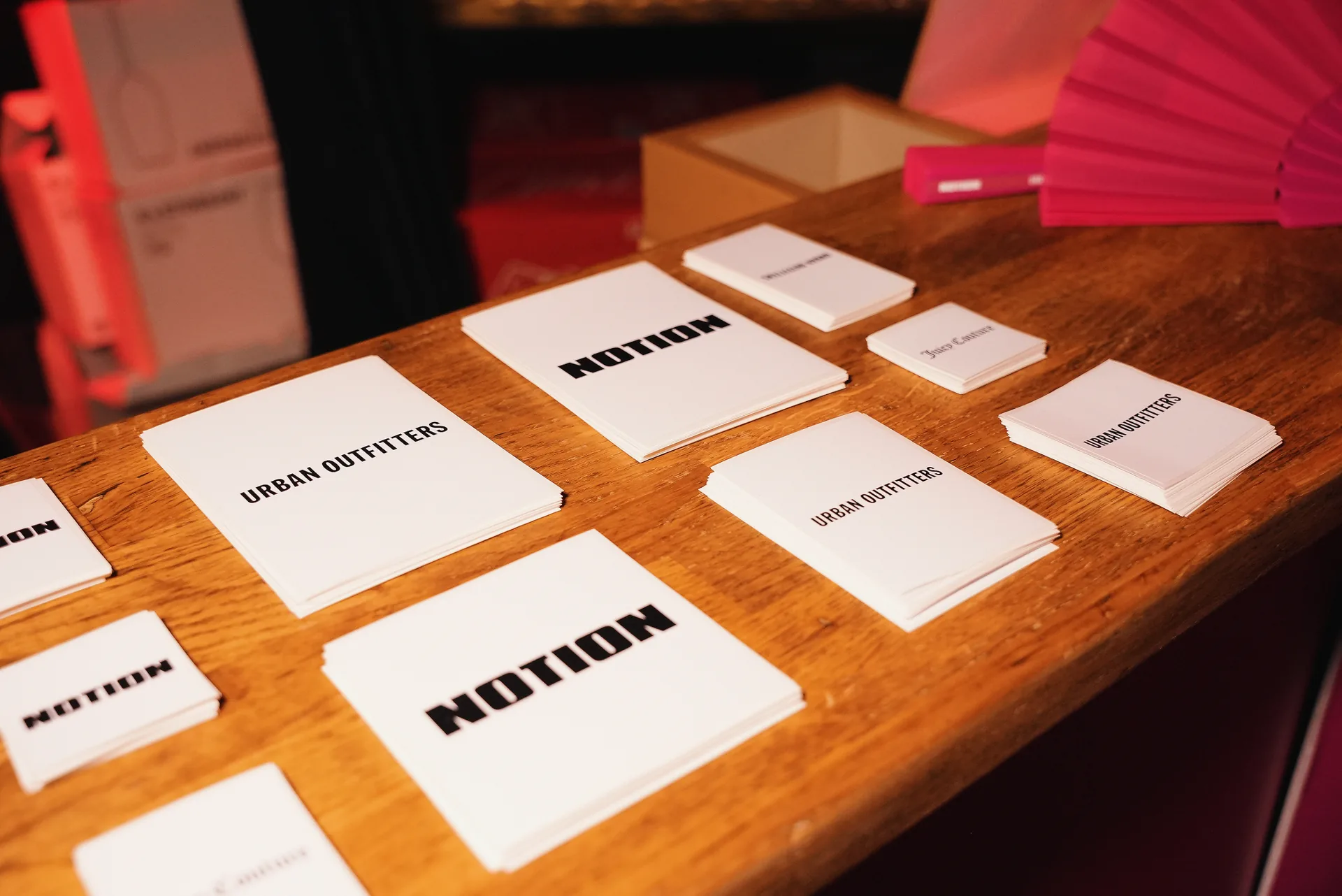 Scénographie vibrante et interactive pour la soirée de lancement Notion Magazine x Juicy Couture & Urban Outfitters par H.stories.