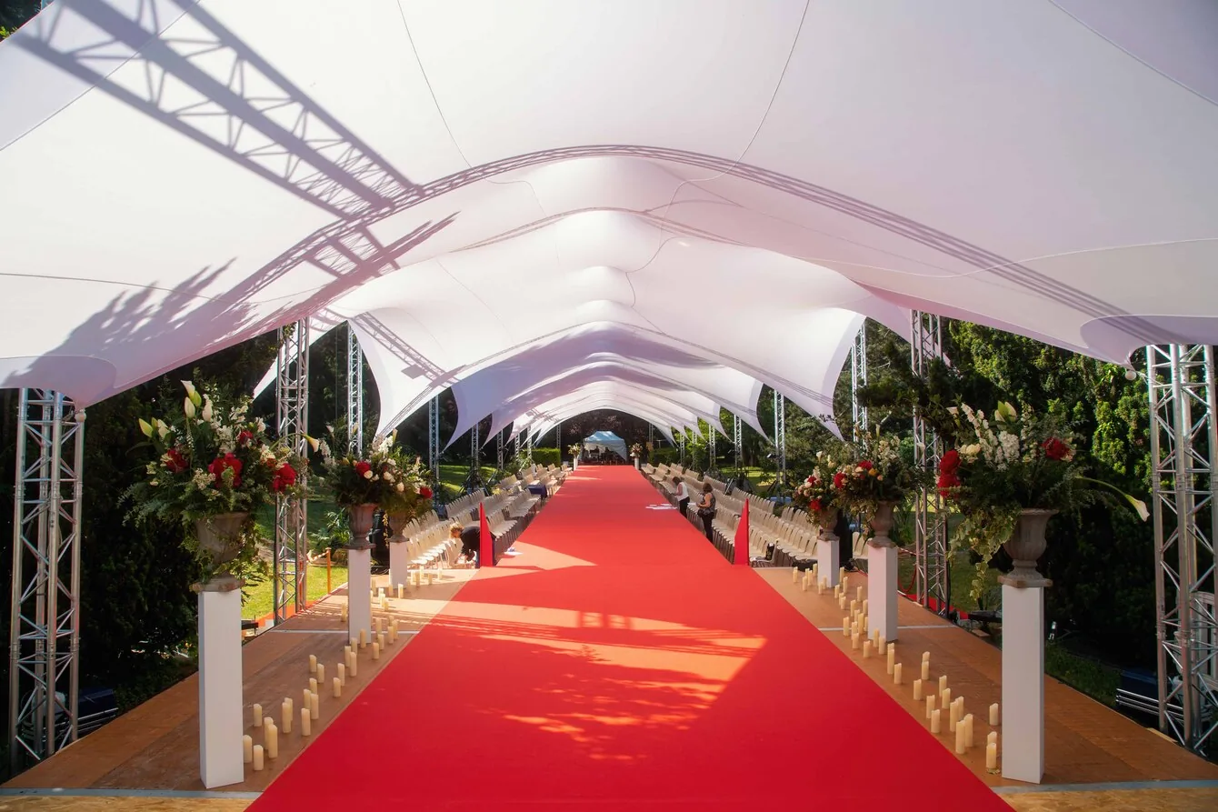 Scénographie florale du défilé Jeune Talent RSE LVMH 2023 par H.stories au domaine de Formigé.