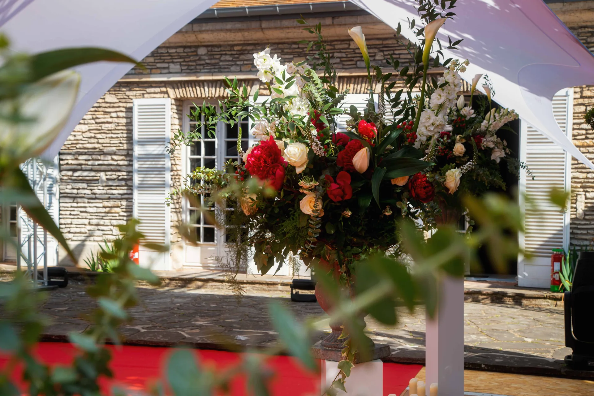 Scénographie florale du défilé Jeune Talent RSE LVMH 2023 par H.stories au domaine de Formigé.