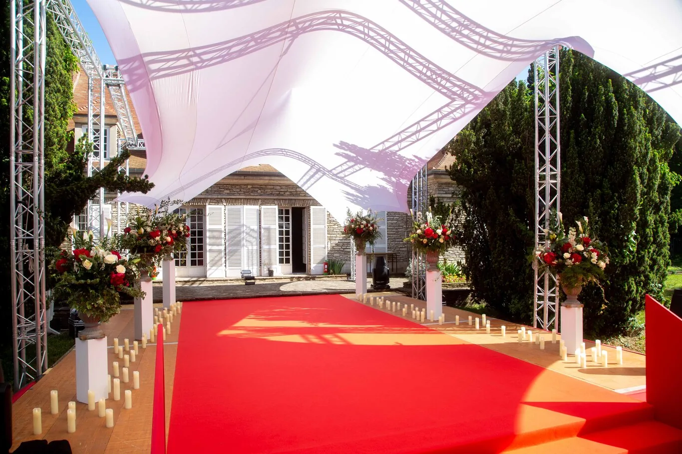 Scénographie florale du défilé Jeune Talent RSE LVMH 2023 par H.stories au domaine de Formigé.