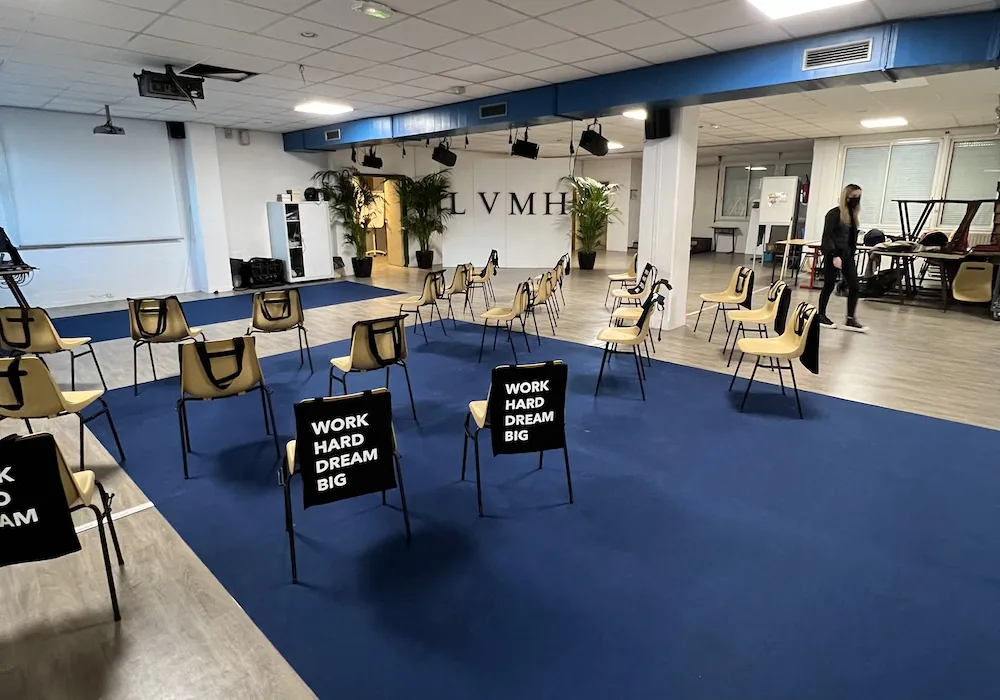 Élèves participant au stage RSE de LVMH dans un environnement écoresponsable conçu par H.stories.