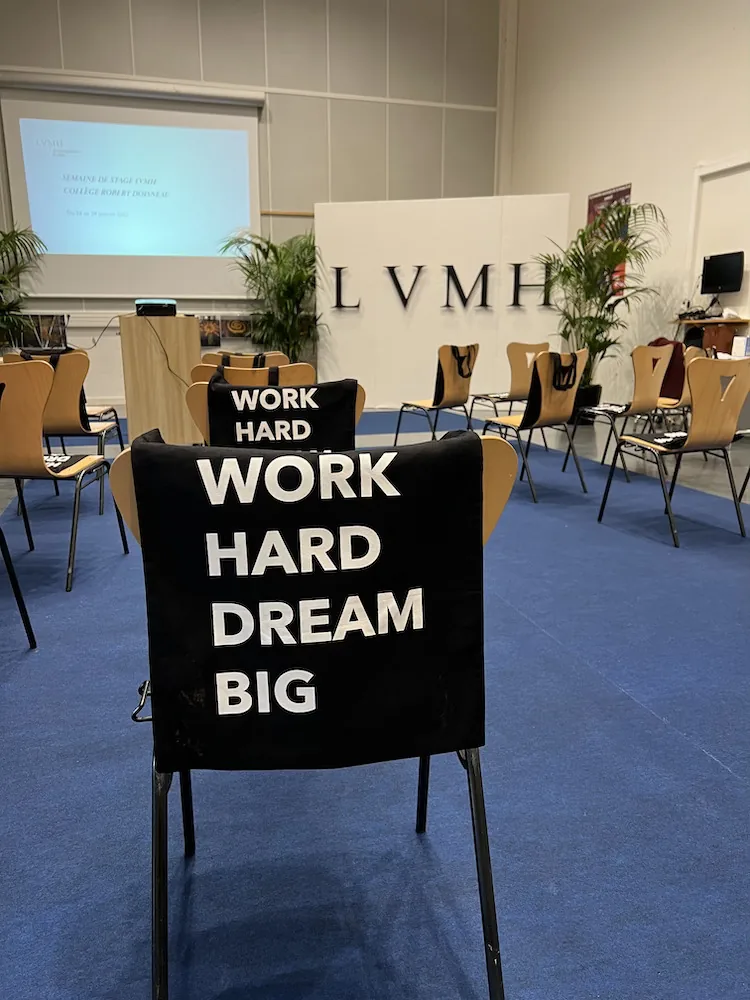 Élèves participant au stage RSE de LVMH dans un environnement écoresponsable conçu par H.stories.