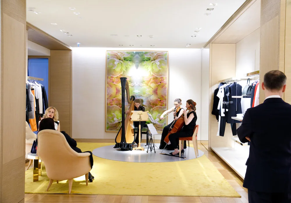 Lancement de la collection Louis Vuitton FW19 avec des invités savourant des mets raffinés et écoutant de la musique classique en live.