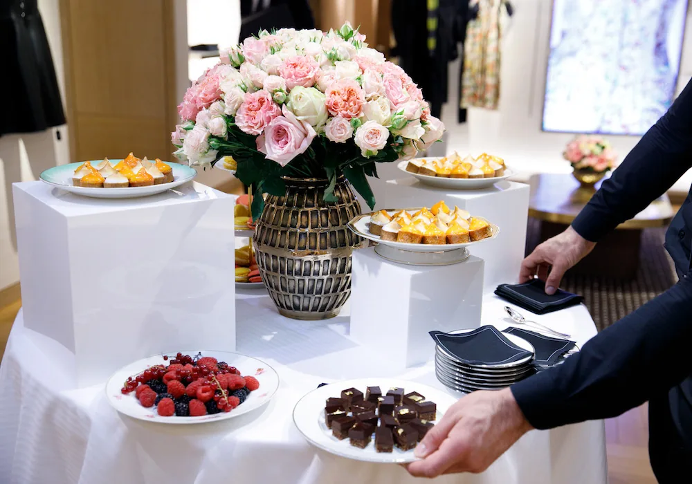 Lancement de la collection Louis Vuitton FW19 avec des invités savourant des mets raffinés et écoutant de la musique classique en live.