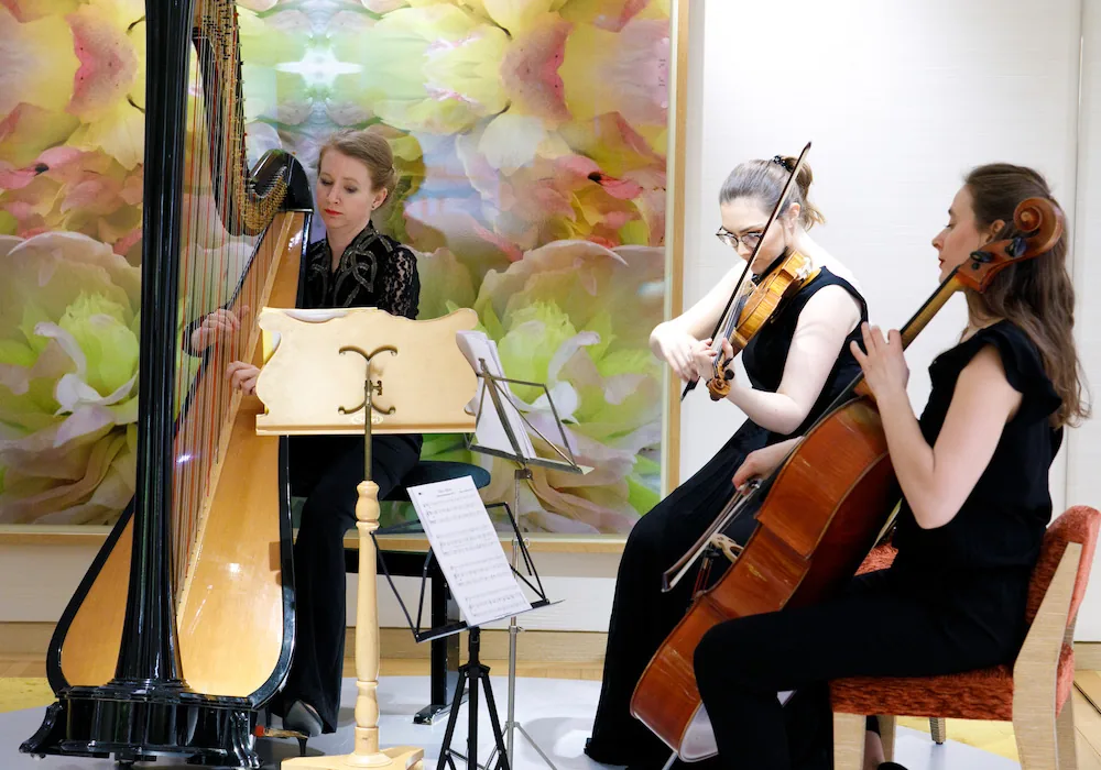Lancement de la collection Louis Vuitton FW19 avec des invités savourant des mets raffinés et écoutant de la musique classique en live.