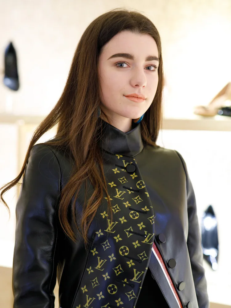 Lancement de la collection Louis Vuitton FW19 avec des invités savourant des mets raffinés et écoutant de la musique classique en live.