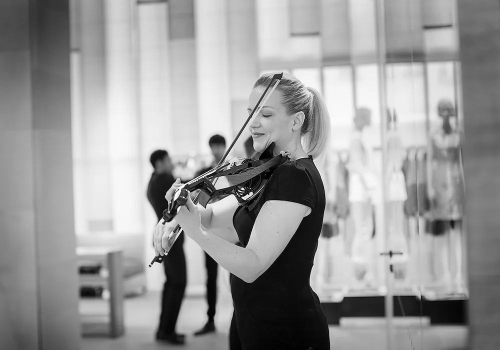 Lancement de la collection Louis Vuitton FW19 avec des invités savourant des mets raffinés et écoutant de la musique classique en live.