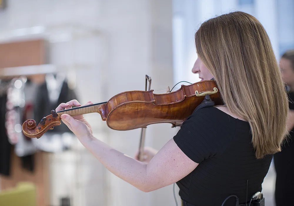 Lancement de la collection Louis Vuitton FW19 avec des invités savourant des mets raffinés et écoutant de la musique classique en live.