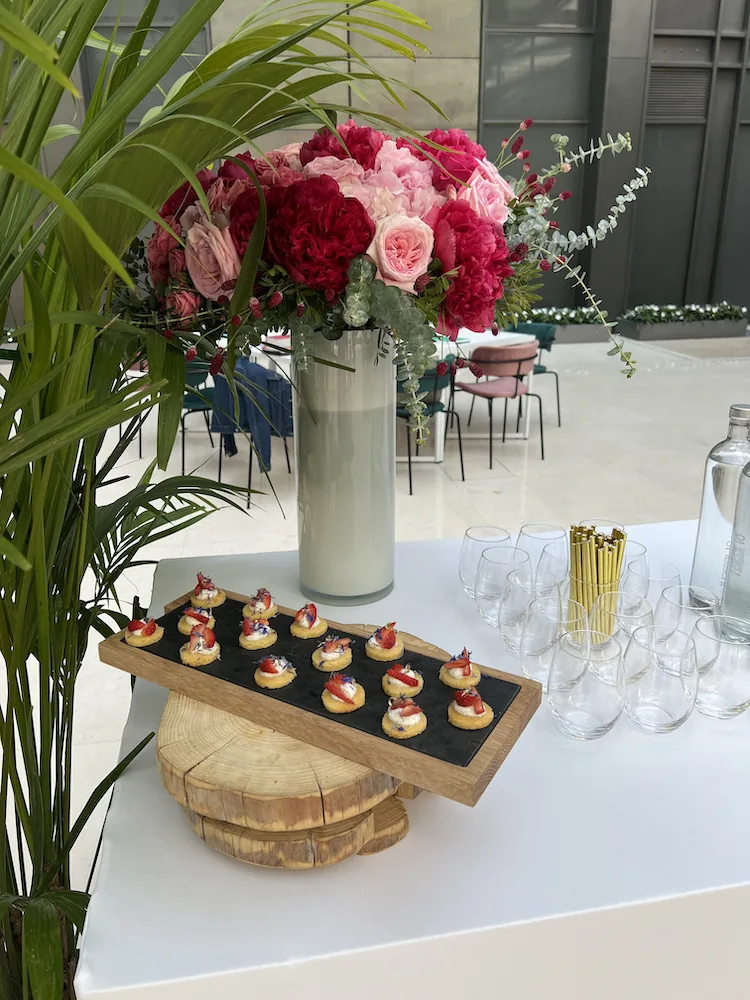 Workshop LVMH Direction Juridique à Paris, organisé par H.stories, avec une ambiance florale, des mets délicats et des cocktails sur mesure, favorisant l’échange et la collaboration dans un cadre professionnel et esthétique.