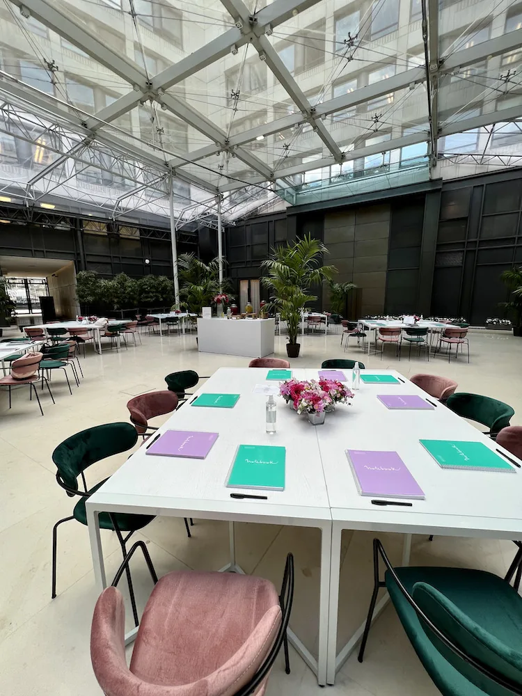 Workshop LVMH Direction Juridique à Paris, organisé par H.stories, avec une ambiance florale, des mets délicats et des cocktails sur mesure, favorisant l’échange et la collaboration dans un cadre professionnel et esthétique.