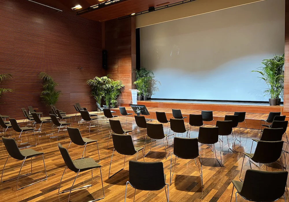 Workshop LVMH Direction Juridique à Paris, organisé par H.stories, avec une ambiance florale, des mets délicats et des cocktails sur mesure, favorisant l’échange et la collaboration dans un cadre professionnel et esthétique.
