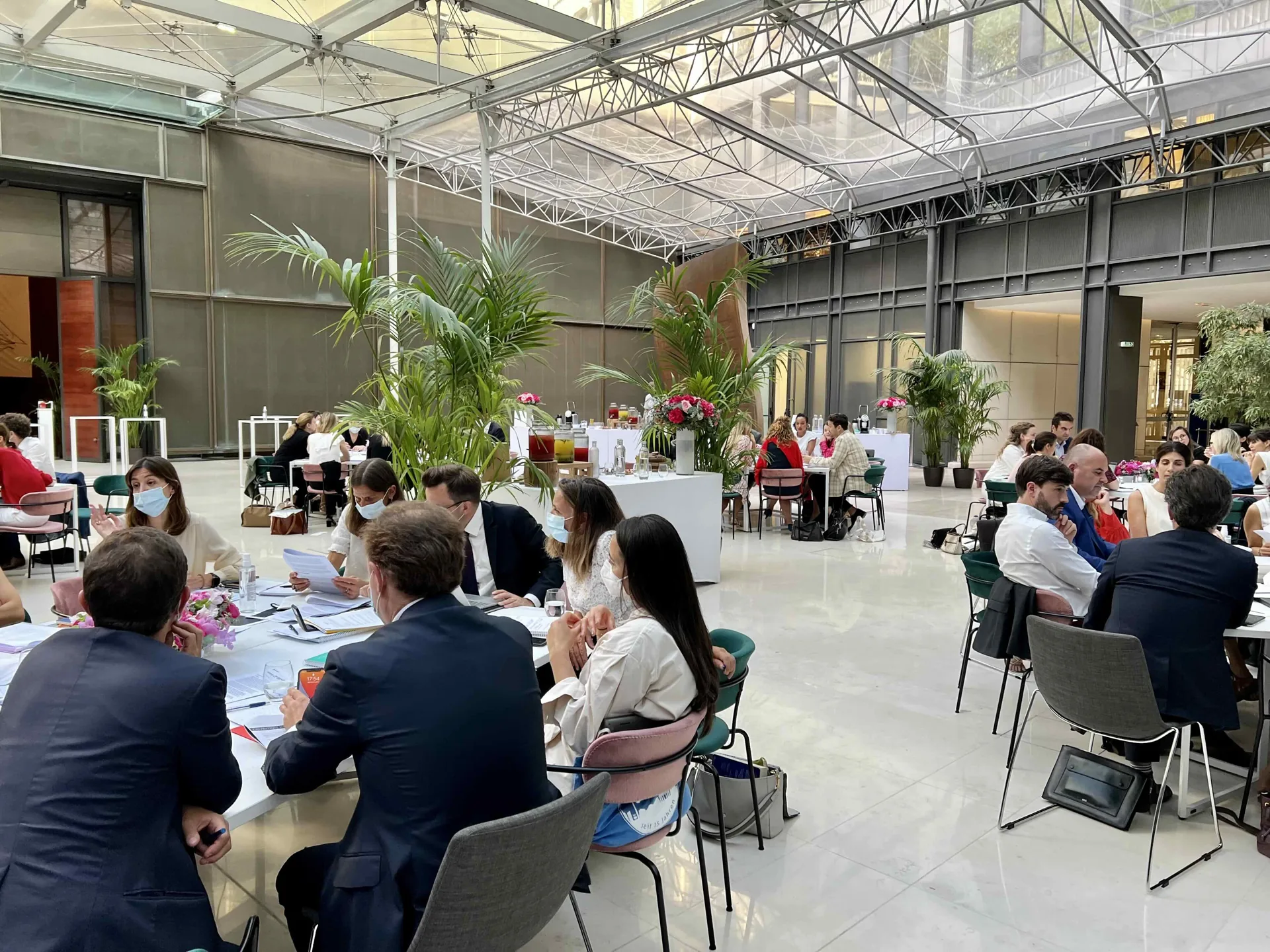 Workshop LVMH Direction Juridique à Paris, organisé par H.stories, avec une ambiance florale, des mets délicats et des cocktails sur mesure, favorisant l’échange et la collaboration dans un cadre professionnel et esthétique.