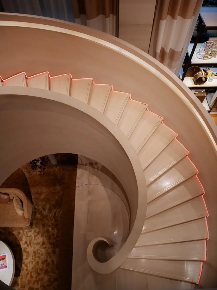 Brunch de Noël Louis Vuitton sur l'avenue Montaigne, avec une ambiance festive et des décorations lumineuses.